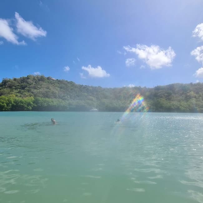 Baie aux eaux turquoise entre les îlets