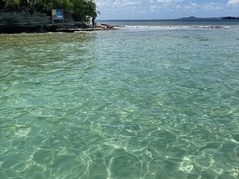 Eau turquoise et transparente au bord d’un îlet du François
