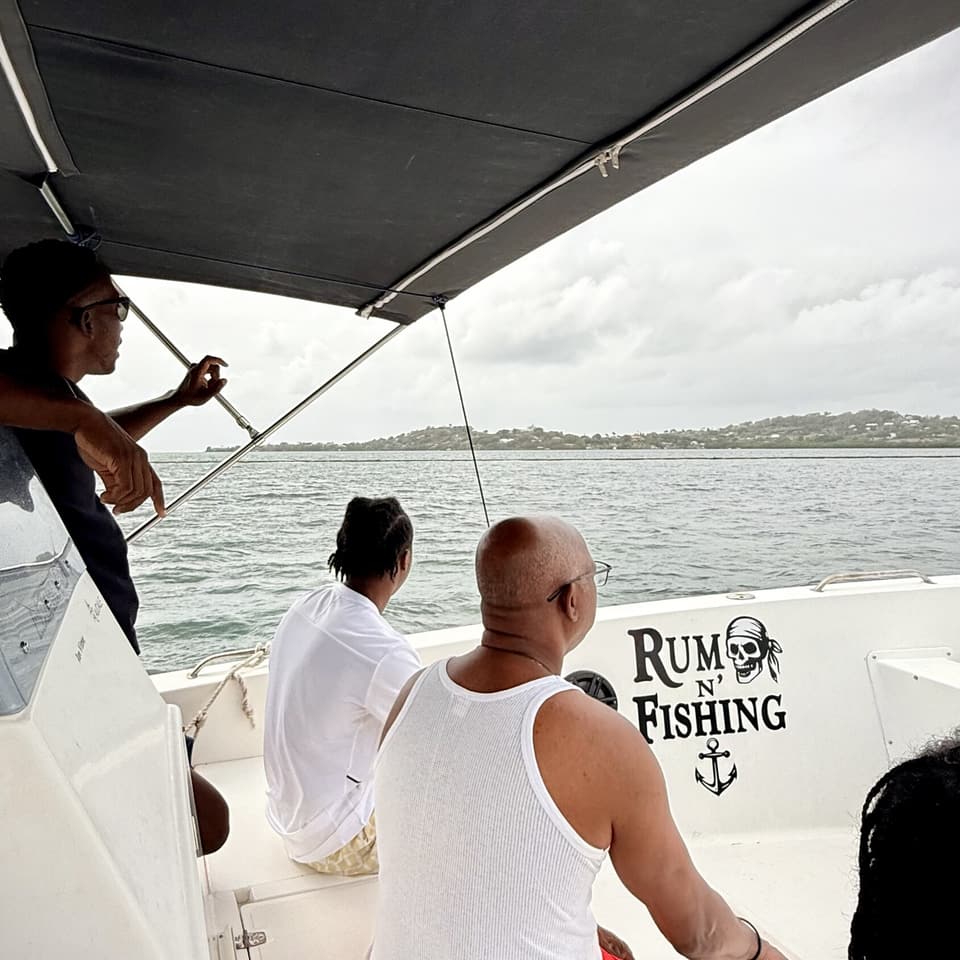 Passagers à bord du bateau Rum N'Fishing, Ismaël à l’avant