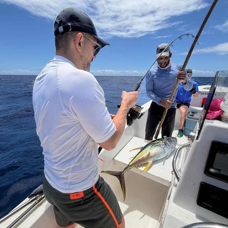 Passagers en pleine pêche au large, cannes pliées